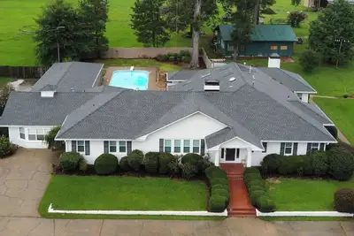 Image de Spacious Enchanted Forest Home for Business & Pleasure
