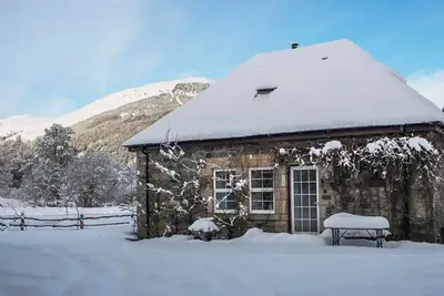Cnoc Famh cottage located in the beautiful setting of Scotland National Park. \n
