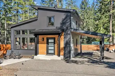 Image de New! Modern Mountain Getaway w\/Fireplace & Hot Tub