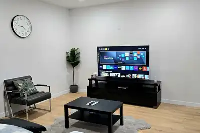 Image de Cozy Suite - 2 Bedrooms *King Bed* - Equipped - Close to West Edmonton Mall\n