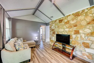 Image de 12 Mi to The Alamo: Converse Home w/ Foosball