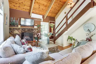 Image de Home w/ 2 Decks - 2 Mi to Lake Gregory Dog Park!