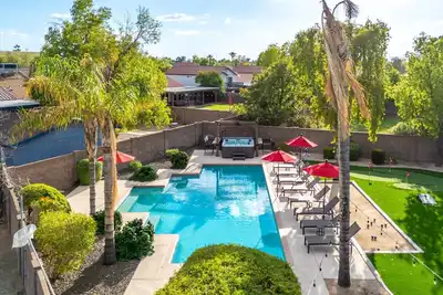 Image de Sport Court Pool Hot Tub Pool Table Fire Pit Games