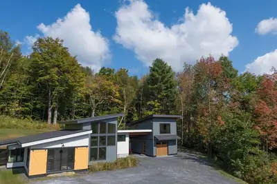 Image de Top of the Hill Modern Retreat