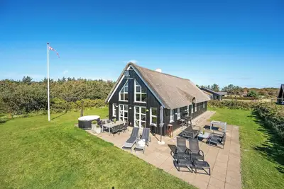 Image de Lovely holiday home with fantastic views, fenced grounds, and a Wilderness bath.