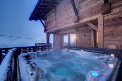 Image de Decadent Chalet which sleeps 12-14 with Hot Tub and Mountain views (wheelchair access)