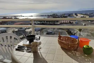 Image de Rocmar. Ubicación inmejorable frente al puerto de Roses.