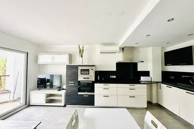 Image de Appartement central rénové, plage et port à 50m, clim, terrasse, wifi, 4 pers, draps inclus