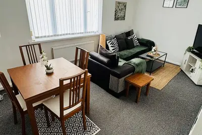 Image de 10 minute walk to City Centre, spacious 4 Bedroom, 2 Bathroom & Free Parking! \n