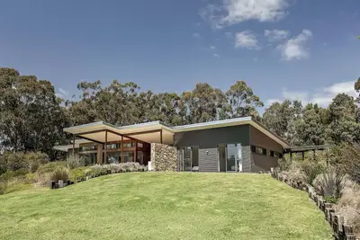 Image de Idyllic Rural Escape Boasting Breathtaking Bushland Views