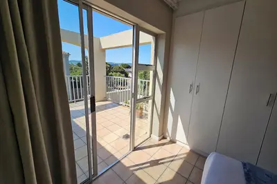 Image de Bayside Terraces By Tanaka Kingdom - A  modern three-bedroom apartment.