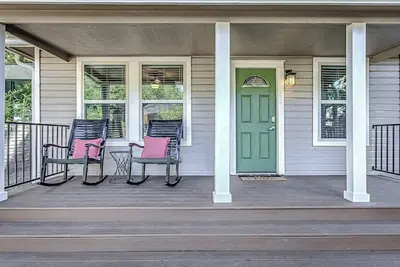 Image de Stylish Remodeled 3 Bdr w/ Studio in East Austin!