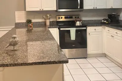 Image de Charming 2-bedroom apartment in lovely Charlotte with WiFi, and work space.