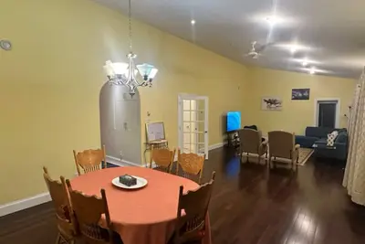 Charming 3-bedroom 2. 5 bath with game room and free wifi! TVs with prime/netflix