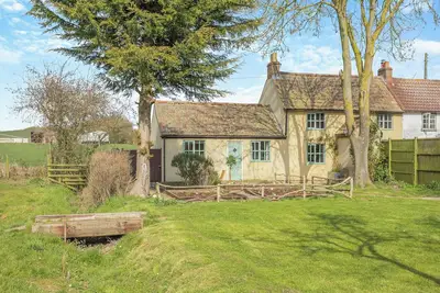 Image de Delightful romantic cottage in the countryside close to the riverside town of St.