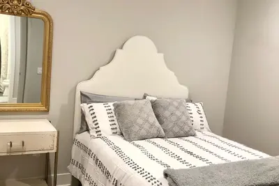 Image de Comfortable 2-bedroom condo within walking distance of the Square