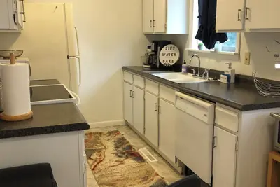 Image de Centrally located, quiet, beachy vibe, 2-bedroom apartment with WiFi