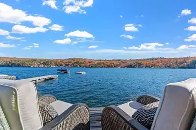 Image de New Dreamy Lake Front Home