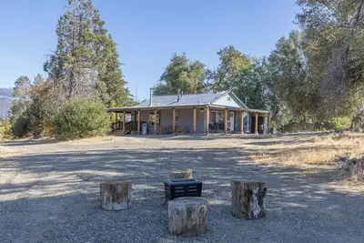 Image de Charming 2-bedroom cabin Near Yosemite Np, High Speed WiFi in lovely Mariposa