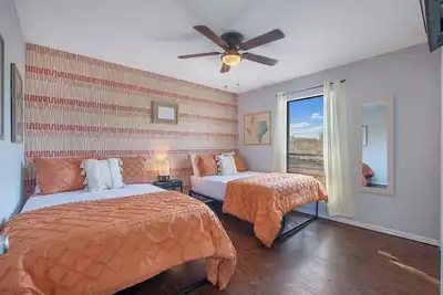 Image de Walk to the Stadiums | 4 Beds | Garage Parking