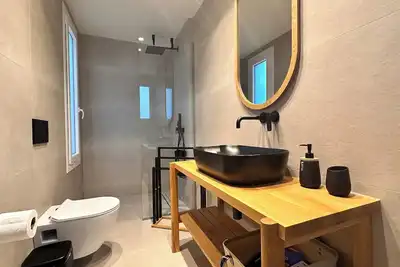 Image de Aristotle Suites, Avgi