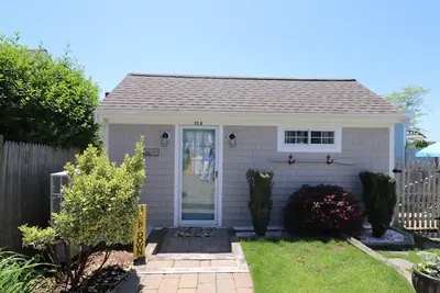 Image de Adorable cottage - Walk to Private Beach on Nantucket Sound!