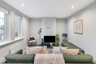 Image de Metropolitan Living: Sleek 3br with Vibrant Flair