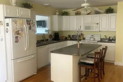 Image de 55+ Community:  2b/2Bath condo with balcony and 2-car garage