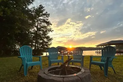 Image de Evergreen Escape- Waterfront Home, Kayaks, Updated