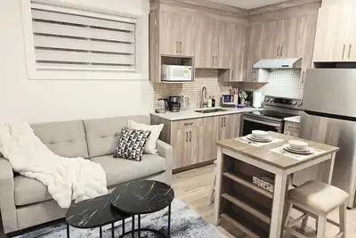 Image de Serene Brand New Suite in South Surrey\/WhiteRock