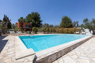Image de Villa with salt pool and large fenced garden having 5 bedrooms and 2 bathrooms