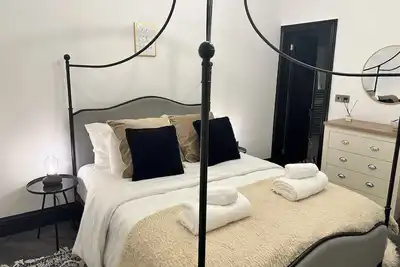 Image de 2 mins to Beach, Family-sized City apartment next to Theatre