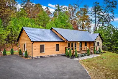 Image de Charming cabin in Sevierville with Heated Indoor pool, Hot Tub and Game Room.
