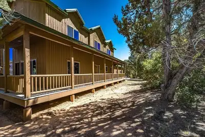 Image de Newly Remodeled Cabin. Secluded. Hot Tub. 7 miles to Zion National Park