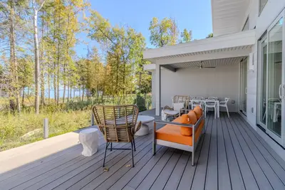 Image de Mid Century Modern Newly Constructed home in Northport Sleeps 8