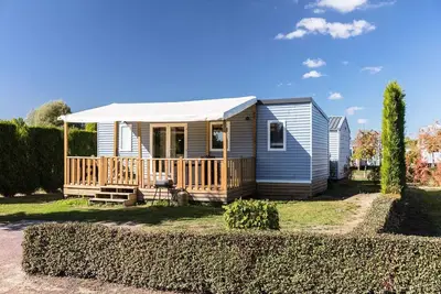 Image de Mobil-home | Premium | 3 Ch. | 6 pers. | Terrasse surélevée | A/C | Tv