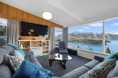 Best views, walking distance to town, 5 bedroom