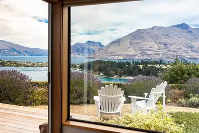 Image de Wakatipu Gem, Charming Lakehouse with Hot Tub!