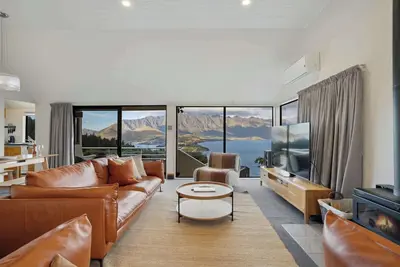 Image de Fabulous Lake View Home, All new furniture!