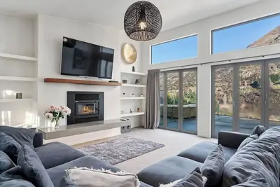 Image de Huge & Stylish on Shotover, 4 Bedrooms