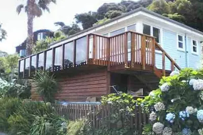 Image de IkaRua Cottage - Idyllic waterside cottage with stunning views of the harbour.