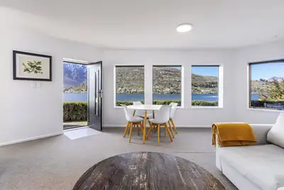 Image de Absolute Waterfront Apartment - Lakeside access with trails straight to town