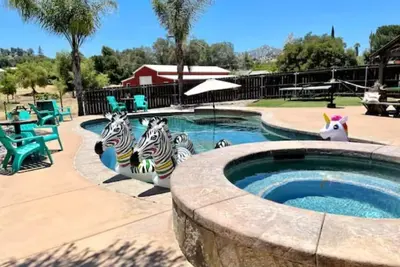 Image de 7br Red Barn Ranch- Pool • Hot Tub • Game Room • Sleeps 18 + Onsite Farm Stand