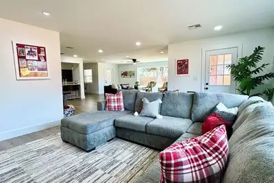 Image de Newly Renovated 3 bedroom home…5 minute walk to the Ou Campus & sports venues