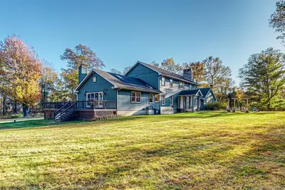Image de Gorgeous home with fireplaces, skylights, jetted tubs, library & home gym