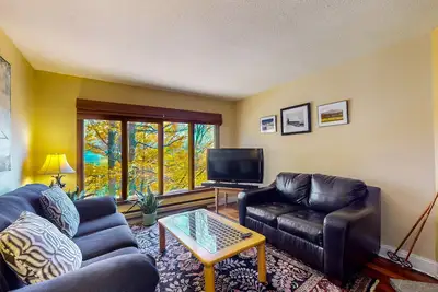 Image de Sugarbush Village condo w/ gas fireplace, balcony, w/d, mudroom, wifi, Tv