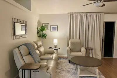 Image de Charming fully remodeled  home with fenced pool in beautiful Peoria