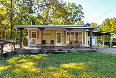 Image de 1 Mi to Buchanan Resort: Home w/ Deck & Yard!