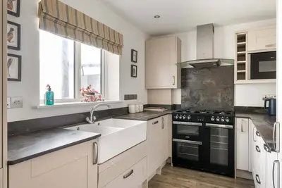 Image de Bright Ground Floor Apartment, Private Parking