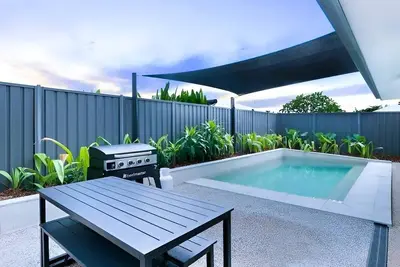 Image de Escape to this stylish, fully airconditioned home in a quiet, leafy suburb